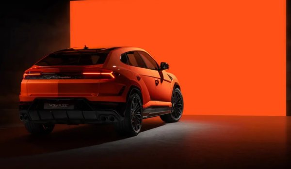 Друг участник може да бъде обновеният plug-in хибриден SUV на марката. SE заменя както стандартната версия Urus, така и Performante. Може да се похвали със 789 к.с., идващи от електрифицирания V8 мотор.